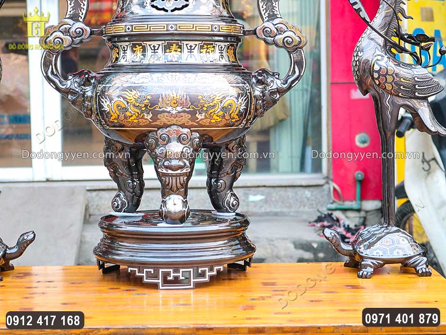 Từng họa tiết hoa văn tr&ecirc;n bề mặt vật phẩm được chạm khắc tỉ mỉ v&agrave; sắc n&eacute;t